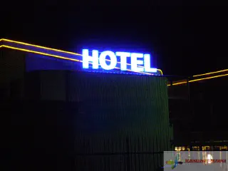 Внутрішня підсвітка неоном. Об'ємні букви HOTEL.