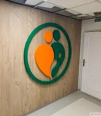 Брендовий елемент декору в інтер'єр. Матеріали: основа - ПВХ, виклейка - кольорова плівка ORACAL.