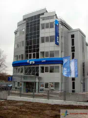 Вивіска і прапори банку ВТБ.