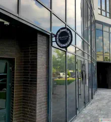 Вивіска торцева - касетон, підсвітка в прорізь. Матеріали: основа - композит, підкладка - молочний акрил. Вивіска може бути погодженна у межах історичного середовища та на пам'ятці архітектури.