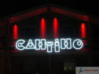 Вивіска Сантіно. Контур букв - діодні лінійки.