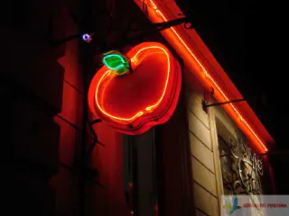 Неонова вивіска.