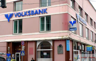 Вивіски відділень Фольксбанку.