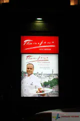 Касетон в вітрині - реклама ресторану готеля Опера.