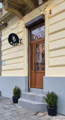 Вивіска торцева - касетон, підсвітка в прорізь. Матеріали: основа - композит, підкладка - молочний акрил. Вивіска може бути погодженна у межах історичного середовища та на пам'ятці архітектури.