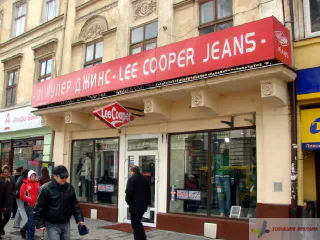 Вивіска магазину, обшивка світловими коробами балкону.