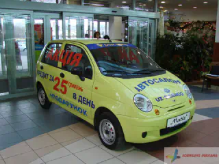 Оформлення рекламою машини, обклейка плівкою.