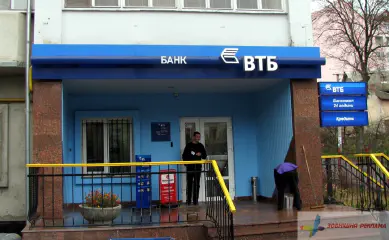 Вивіски відділень банку ВТБ.