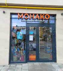 Вивіска з об'ємних літер, фронтальна підсвітка. Матеріали: акрил кольоровий. Кріплення на рамі у фрамугу вікна