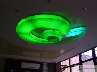 Реклама - логотип на стелі.