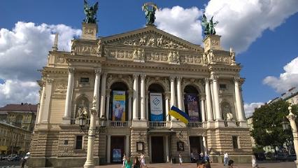 Рекламні банери на Оперному театрі