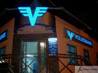 Вивіски відділень Фольксбанку.