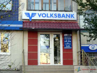 Вивіски відділень Фольксбанку.