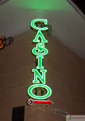 Неонова вивіска-вказівник CASINO.