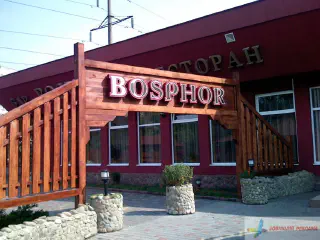 Об'ємні літери з неоновою підсвіткою.