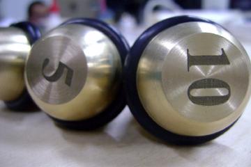 Лазерна різка та гравірування гардеробних номерків