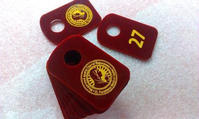 Лазерна різка та гравірування гардеробних номерків