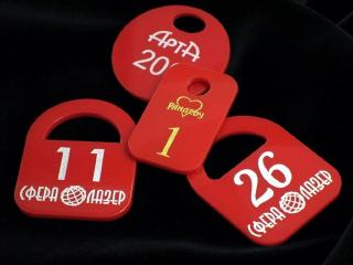 Лазерна різка та гравірування гардеробних номерків