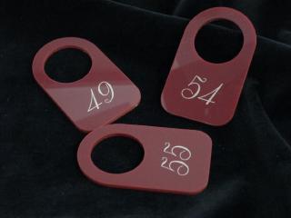 Лазерна різка та гравірування гардеробних номерків