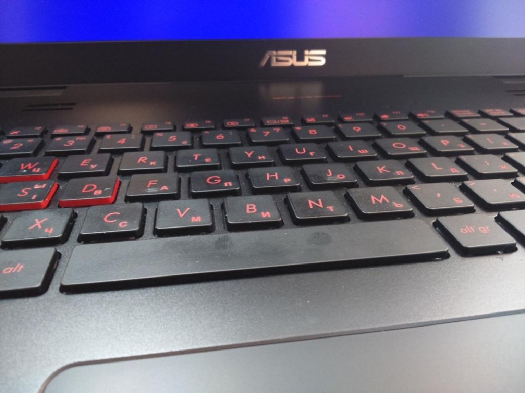 Професійне лазерне маркування кирилиці та шрифтів на клавіатурах ноутбуків та телефонів