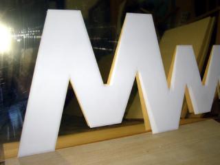 Фрезерна порізка акрилу