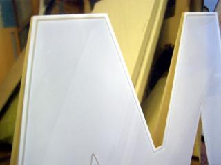 Фрезерна порізка акрилу