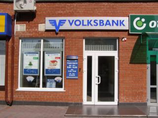 Накладні літери і молочна акрилова підложка кріпляться до композитного коробу різьбовим з'єднанням