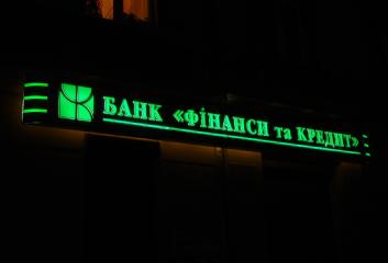 Накладні літери і молочна акрилова підложка кріпляться до композитного коробу різьбовим з'єднанням