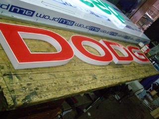 Композитний короб з об'ємними літерами